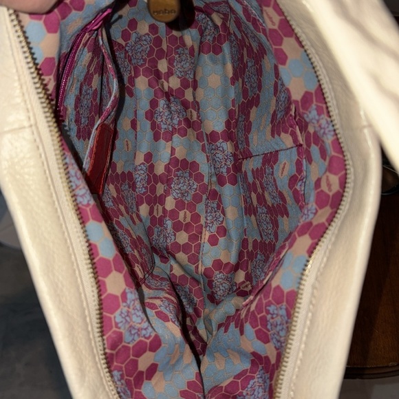 Hobo Leather cream colored hobo bag expanding bottom exterior back pocket VGUC - Picture 15 of 16